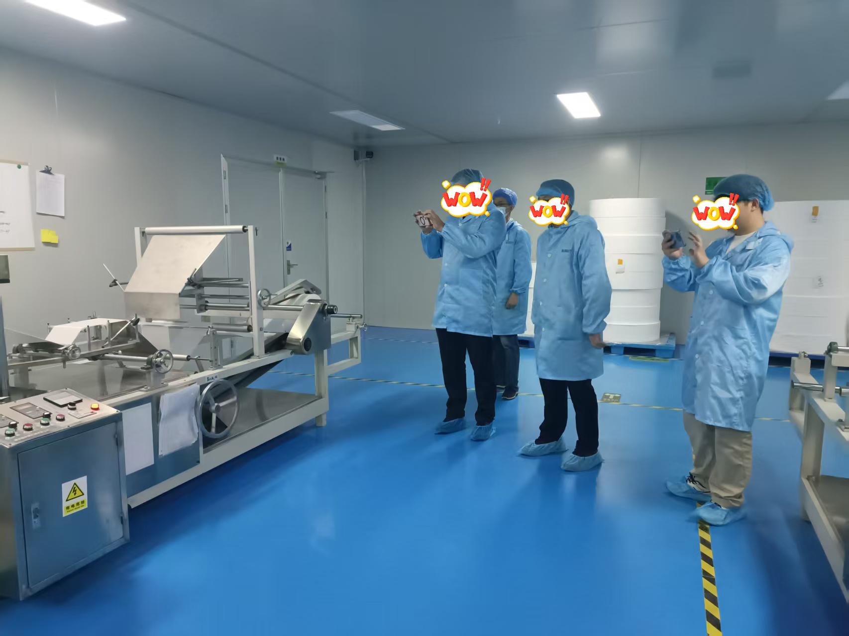 Riaditeľ nákupu európskeho distribútora produktov pre zdravie veľkých zvierat navštevuje našu spoločnosť kvôli inšpekcii a vyjednávaniu